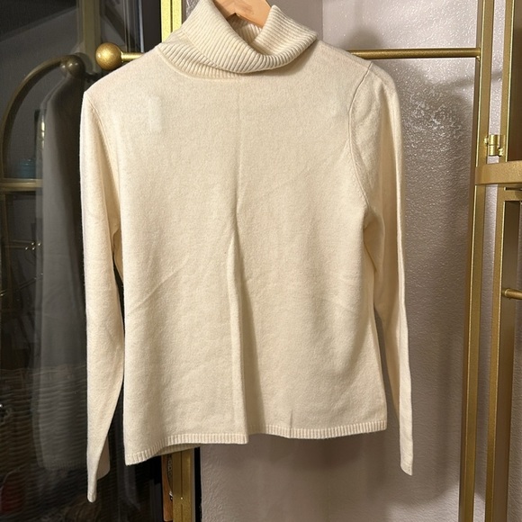 Ann Taylor Cream Cashmere Soft a turtle neck Vtg sweater Size L - Picture 4 of 11